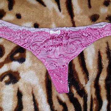 Super aromatisches, feuchtes Spitzehöschen mit meiner geilen Essenz